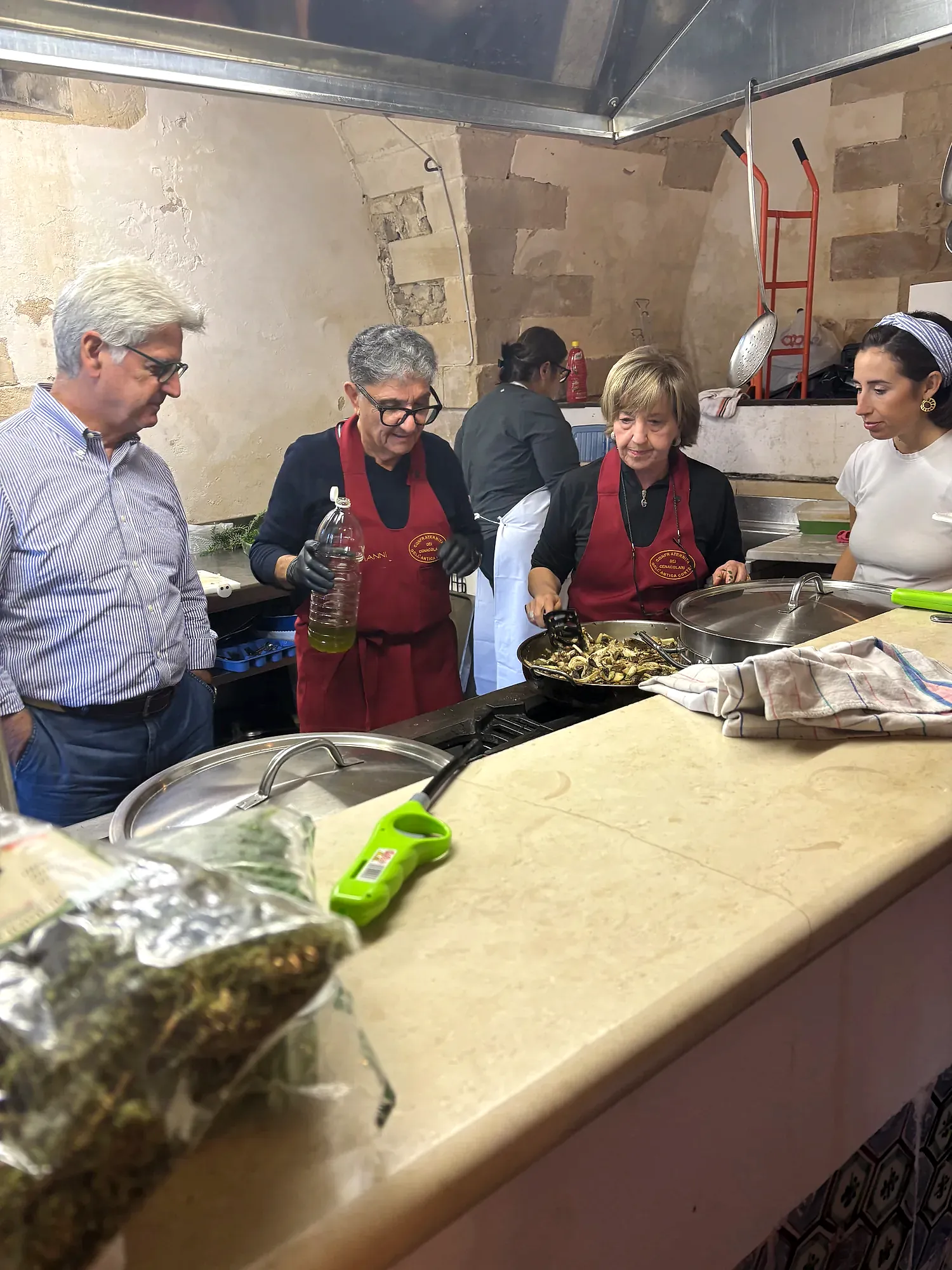 I Cenacolari al lavoro in cucina