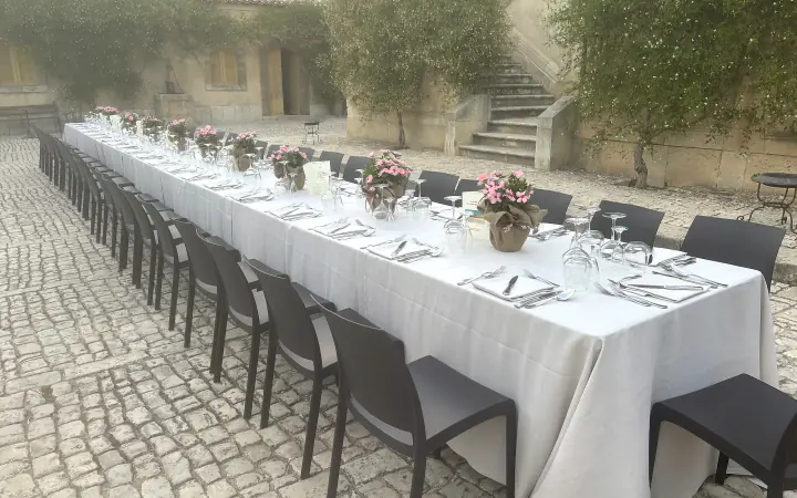 La lunga tavola all'aperto del Convivio d'estate a Villa Fegotto