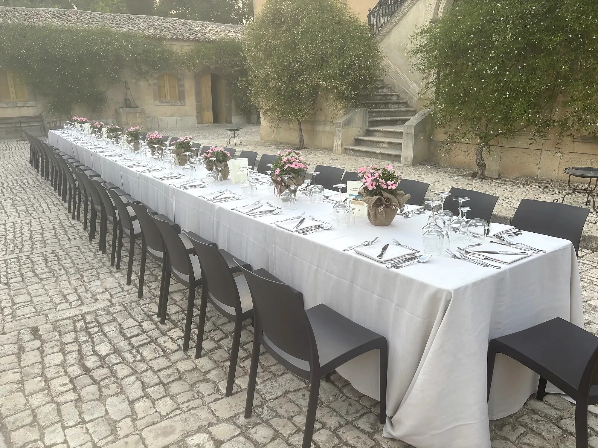 La lunga tavola all'aperto del Convivio d'estate a Villa Fegotto