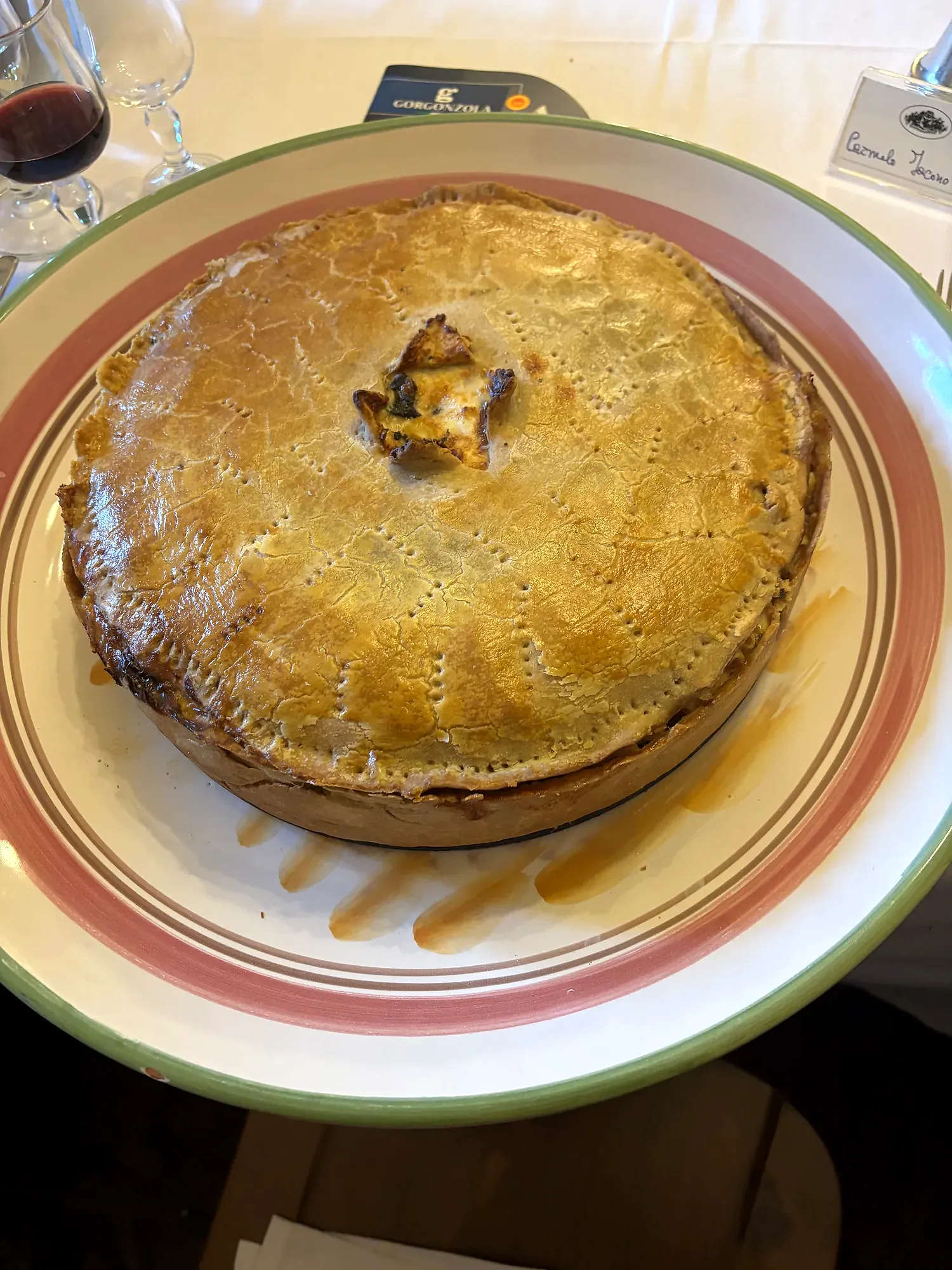 Una porzione del timballo servita durante il convivio
