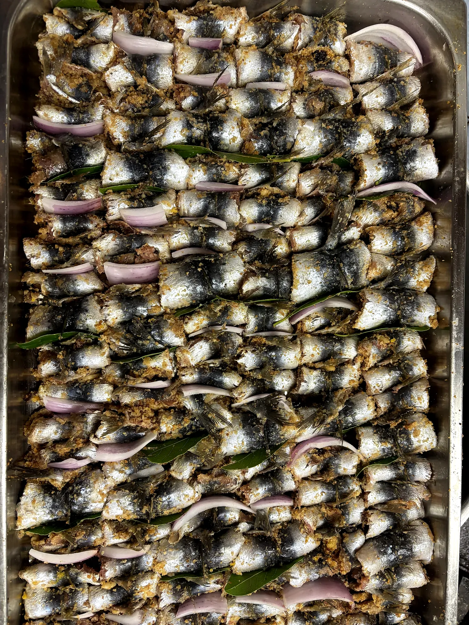 Preparazione delle sarde per il menu del convivio