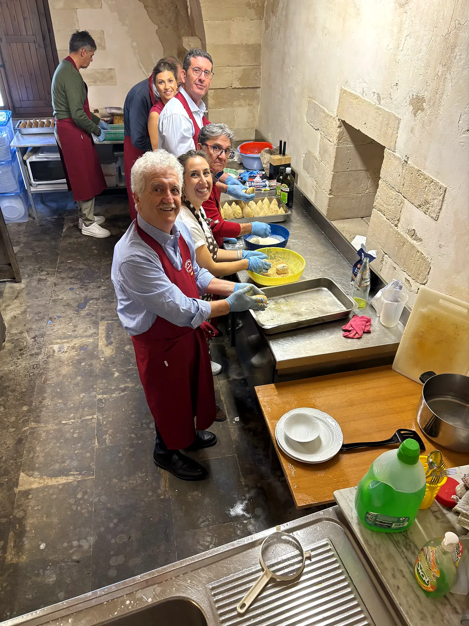 Il gruppo al lavoro nella cucina dei Cenacolari