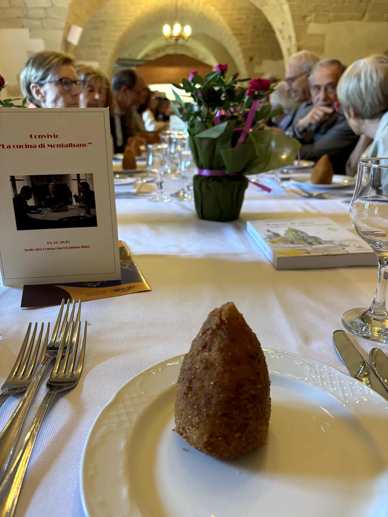 La tavola con il programma dedicato alla cucina di Montalbano