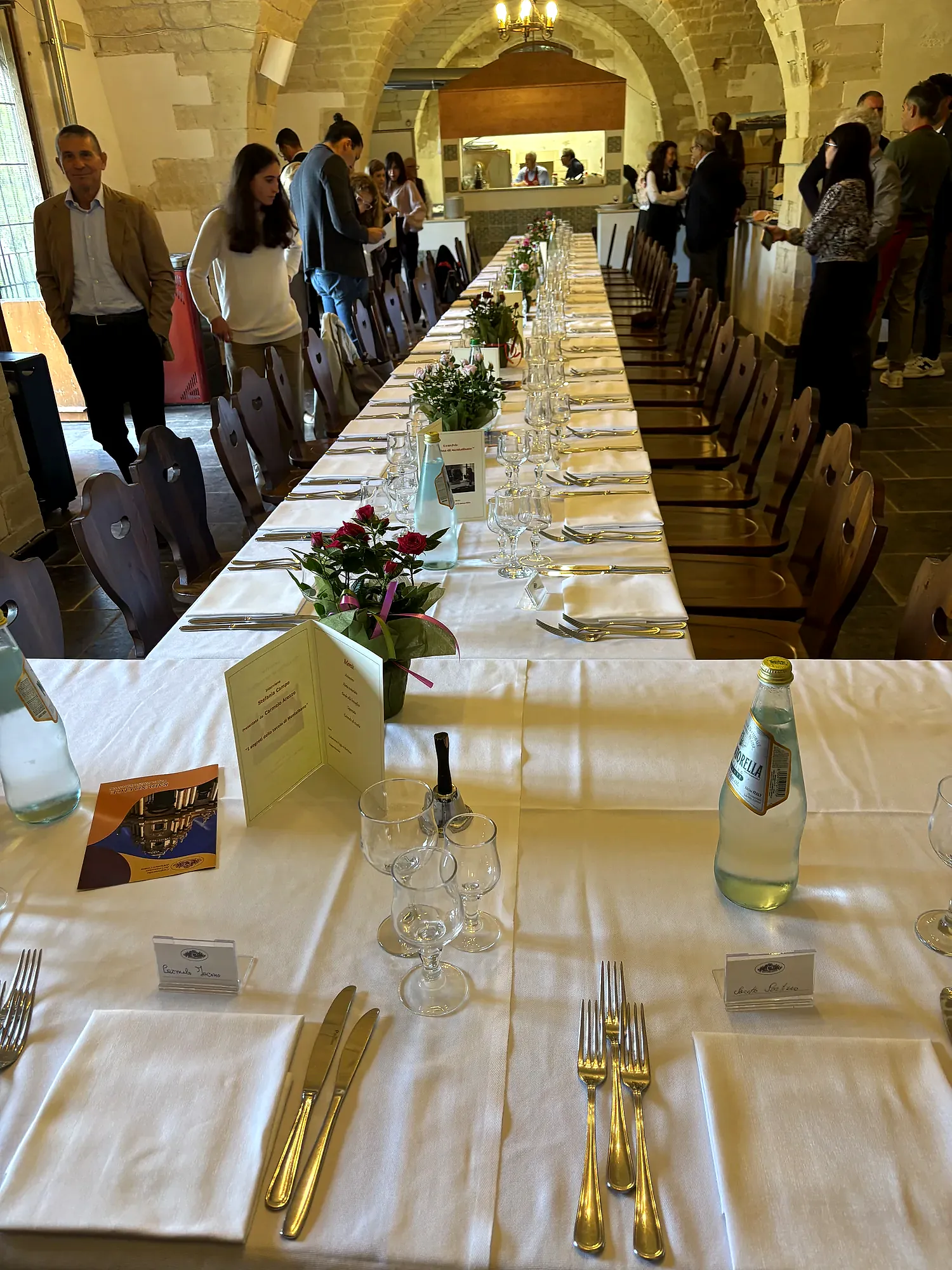 La tavola apparecchiata per il convivio La cucina di Montalbano