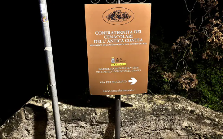 L'insegna del Natale 2025 dei Cenacolari a Ragusa Ibla