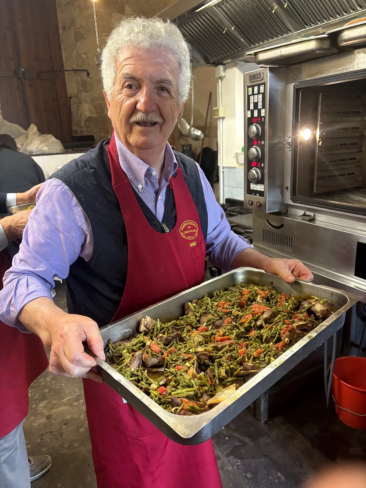 Una teglia preparata nella cucina della Confraternita