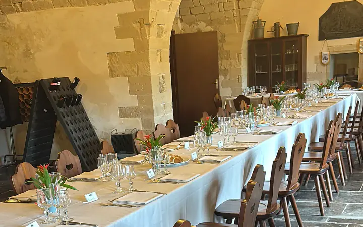 La sala dei Cenacolari apparecchiata per il convivio pasquale