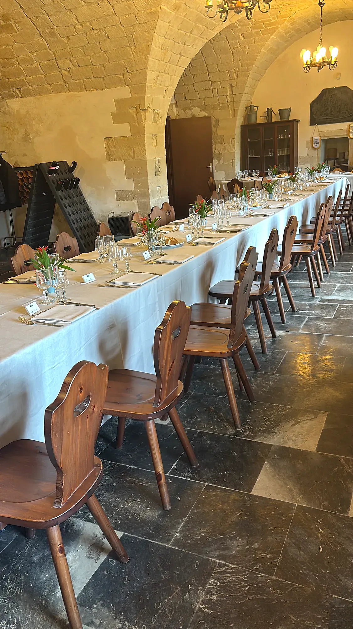 La sala dei Cenacolari apparecchiata per il convivio pasquale