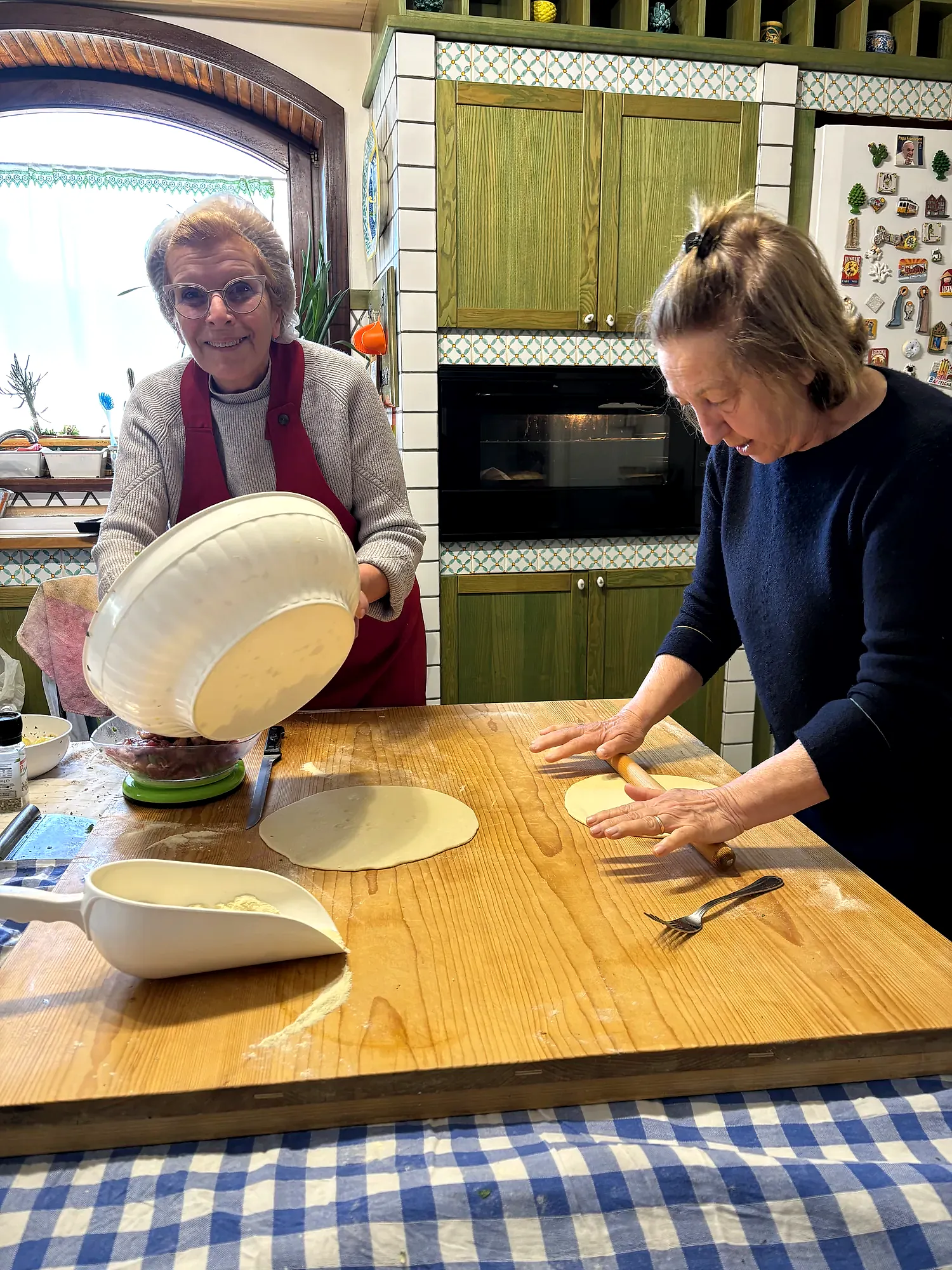 Lavorazione della sfoglia durante i preparativi pasquali