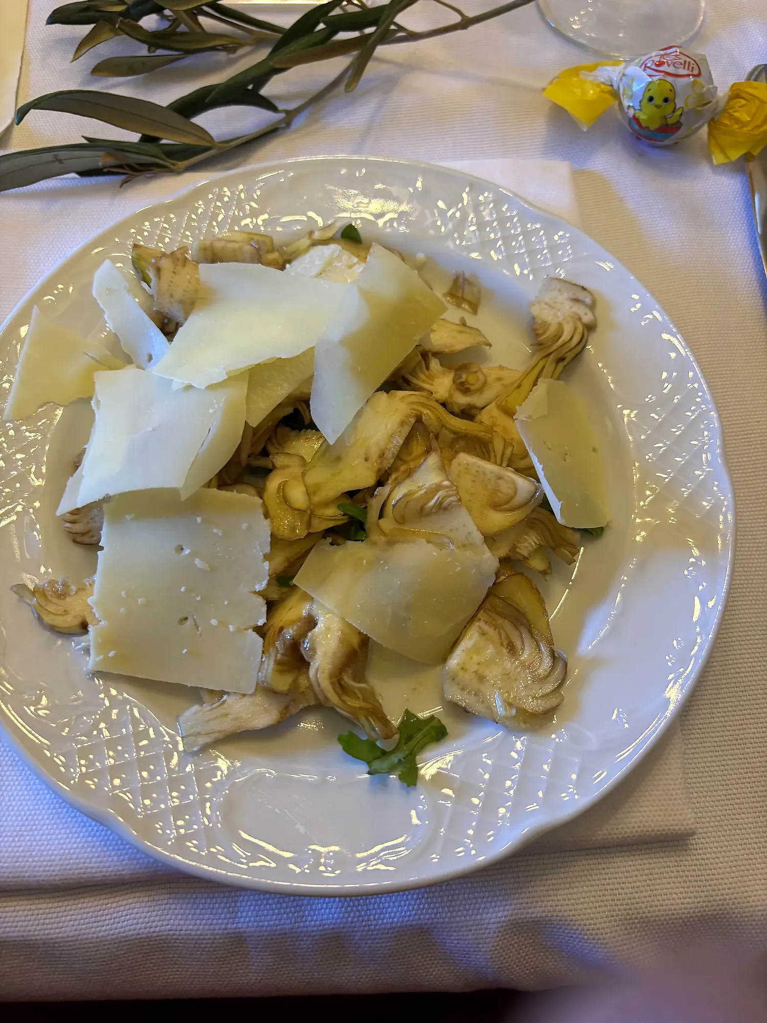 Piatto con carciofi preparato per il convivio
