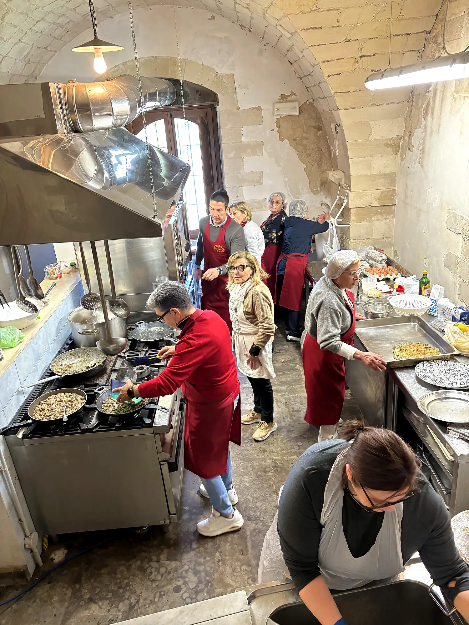 I preparativi nella cucina della Confraternita