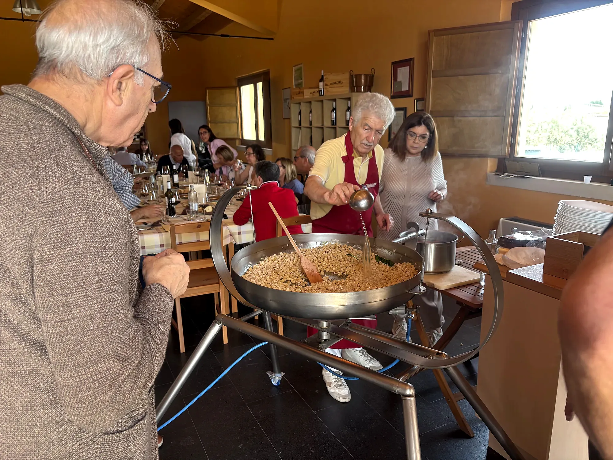 Preparazione di una pietanza durante il picnic di primavera