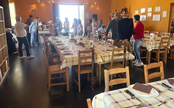 La sala della Cantina Poggio di Bortolone preparata per il convivio