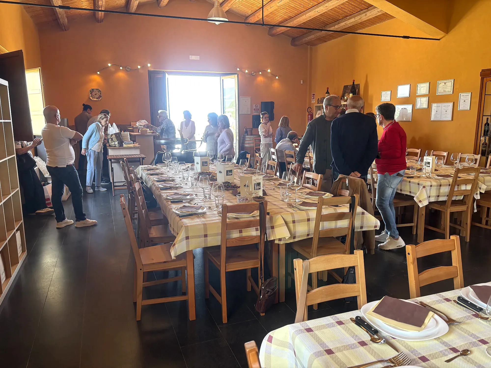 La sala della Cantina Poggio di Bortolone preparata per il convivio