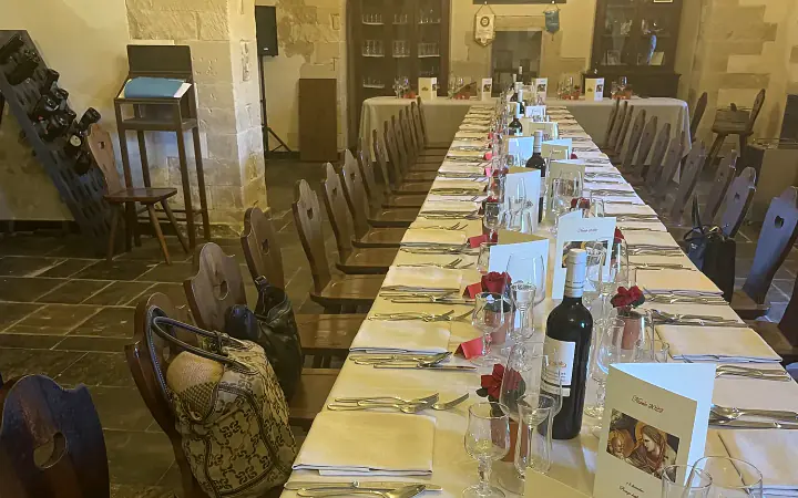 La tavola apparecchiata per il Pranzo degli auguri 2022
