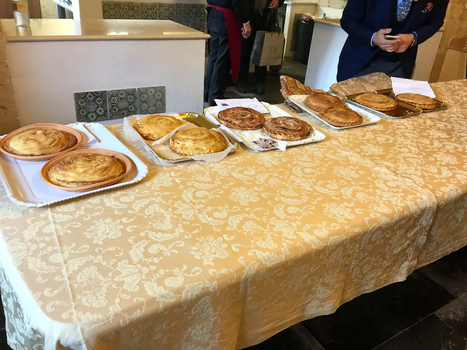 Le preparazioni disposte per il confronto sullo sfoglio ragusano